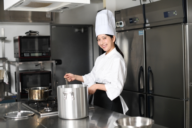 クックビズ(cookbiz)でいい条件の転職が決まった調理師のイメージ写真。
